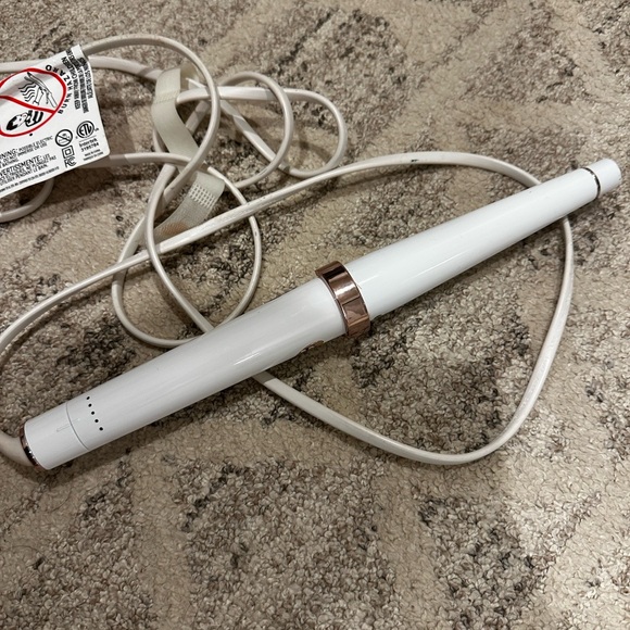 T3 SinglePass Curling Wand - Picture 2 of 9